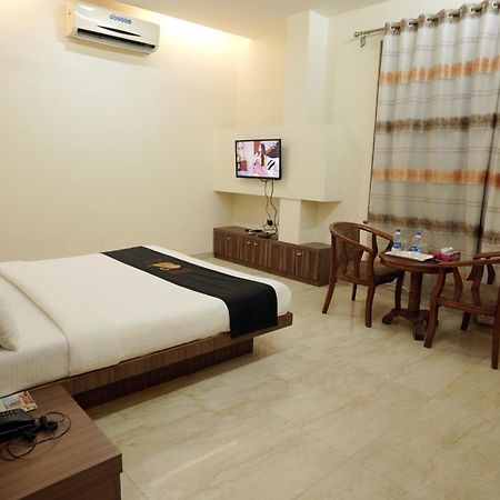 Hotel Kushala Executive Inn Thána Kültér fotó