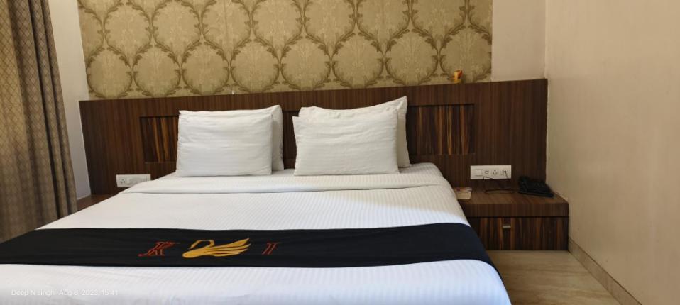 Hotel Kushala Executive Inn Thána Szoba fotó