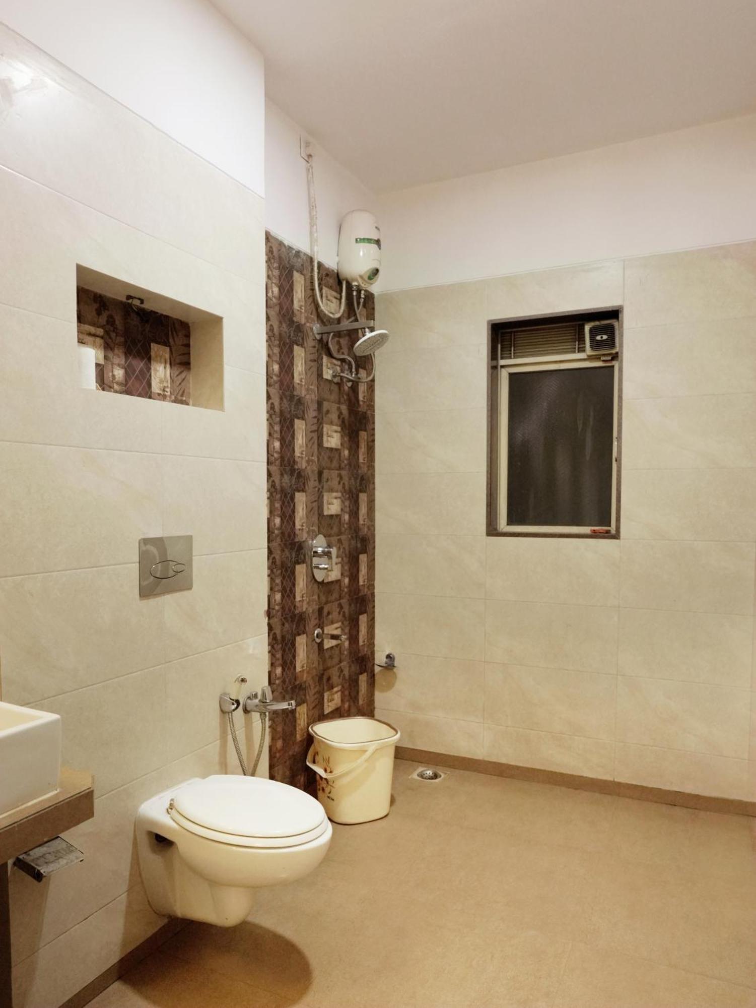 Hotel Kushala Executive Inn Thána Kültér fotó