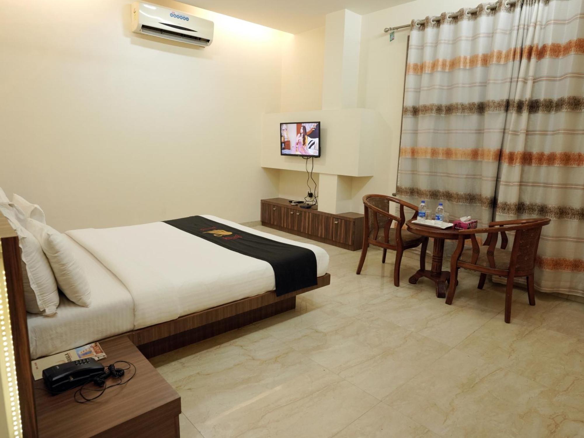Hotel Kushala Executive Inn Thána Kültér fotó