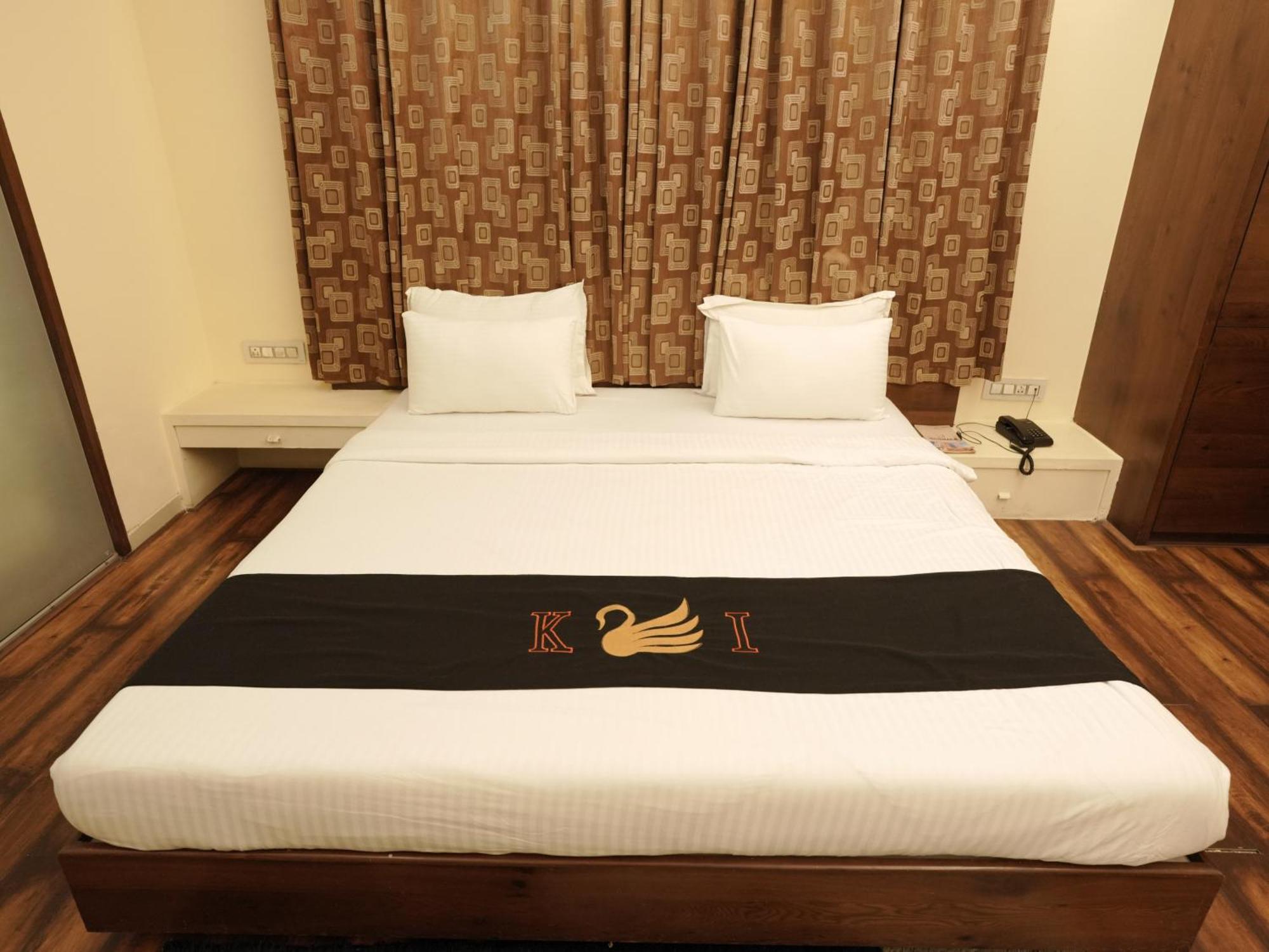 Hotel Kushala Executive Inn Thána Kültér fotó